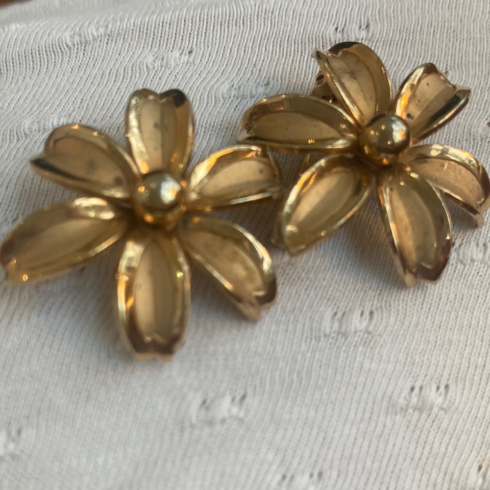 Gold Flower set of scatter pins. Mid century. Fine jewelry look but no markings.